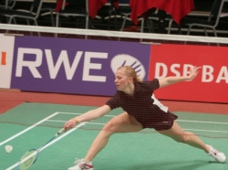 Anu Nieminen returning a badminton drop shot.
