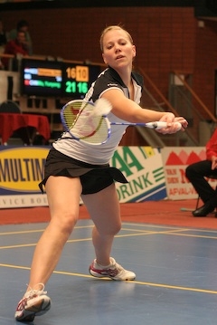 Picture of Anu Nieminen in badminton play.