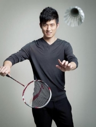 Cai Yun photo shoot with Li-Ning badminton racket.