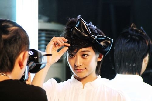 Wang Lin with a big bow.