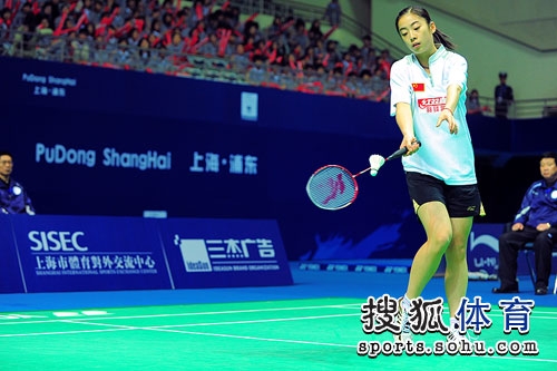 Wang Shixian looking good and serving at the same time.