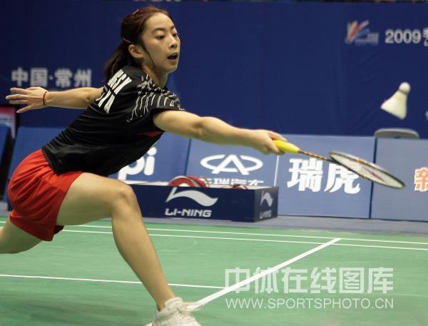 2009 China Masters Badminton - Wang Shixian returning a drop shot.