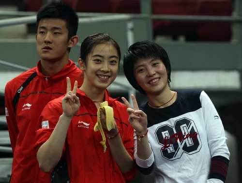 Wang Shixian eating a banana